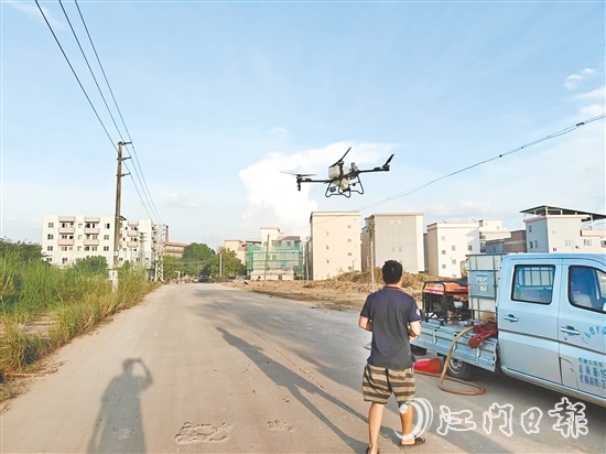 良西鎮(zhèn)使用無人機(jī)開展滅蚊消殺行動(dòng)。