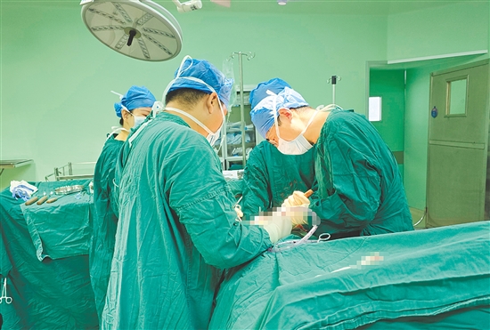 醫(yī)生為患者進行手術。