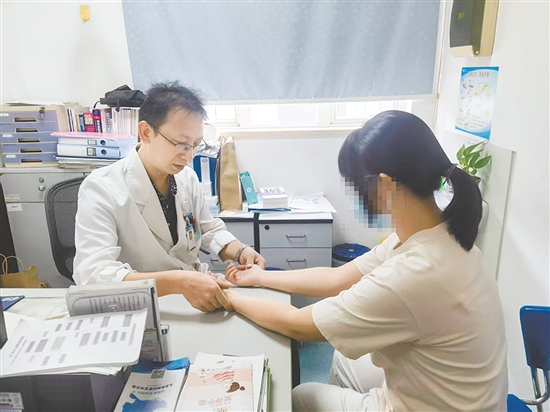 出現(xiàn)針刺樣、燒灼樣、電擊樣等疼痛癥狀要及時(shí)就醫(yī)。