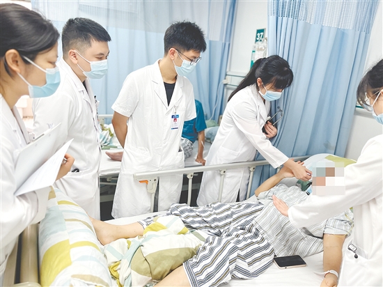 醫(yī)生為患者檢查身體。