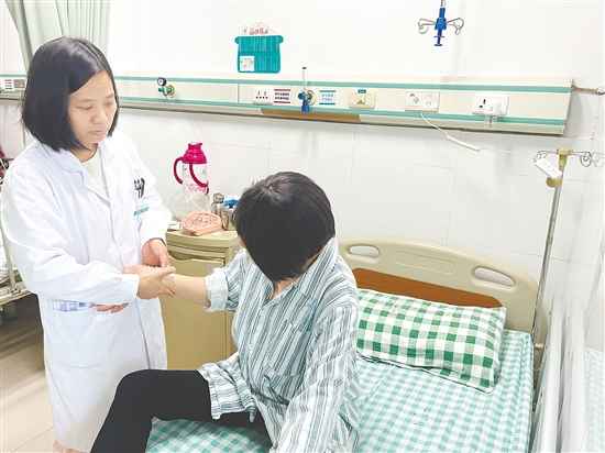 醫(yī)生詢問患者情況。