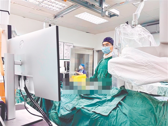 醫(yī)生對患者進行手術。