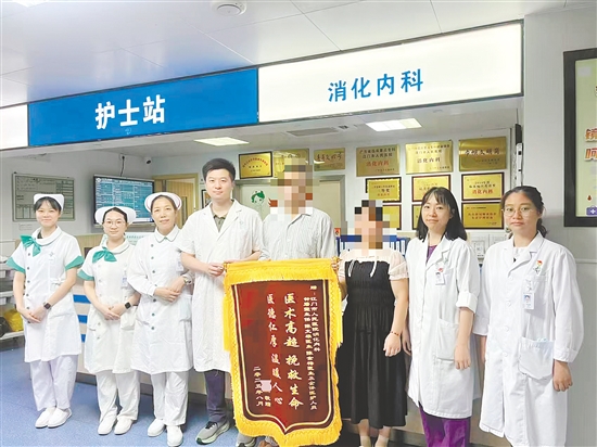 患者家屬送上錦旗。