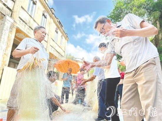 漁民們?cè)谶x購(gòu)漁網(wǎng)。