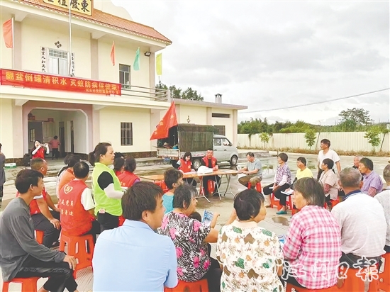 蒼城鎮(zhèn)城東村一改傳統(tǒng)模式，將宣講課堂搬到室外，組織村民圍坐一圈，向大家科普防疫知識(shí)。