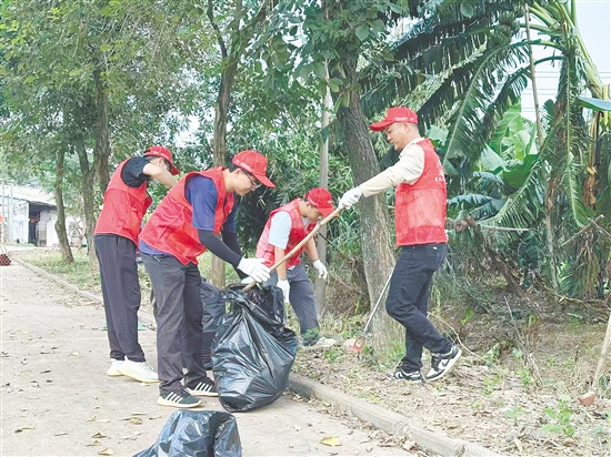 五邑大學(xué)教師突擊隊(duì)合力清理垃圾。