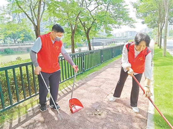江門市培英實(shí)驗(yàn)幼兒園教師突擊隊(duì)在河道邊清理垃圾。
