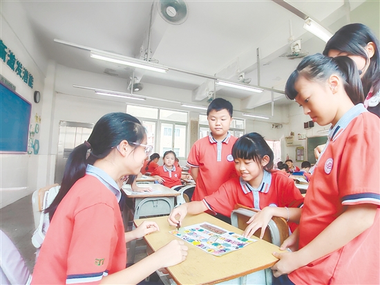 學(xué)生們?cè)谄灞P上與“看不見的蚊子”展開對(duì)決。