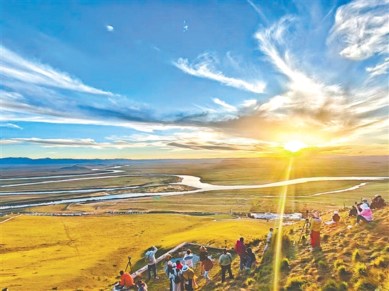 當(dāng)下正是賞秋游的好時(shí)節(jié)。圖為四川黃河九曲第一灣秋景。