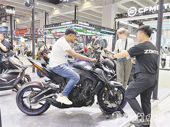 大冶摩托在廣交會(huì)上展示其最新研發(fā)的摩托車。