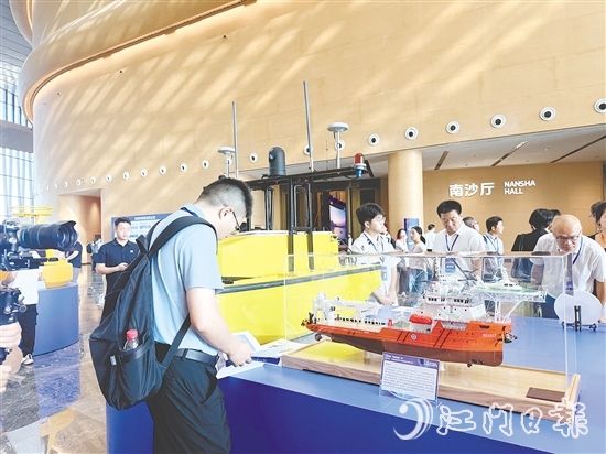 中交四航局江門(mén)航通船業(yè)有限公司展位前，許多參展嘉賓駐足停留。