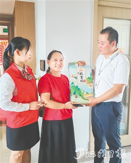 居民獲獎(jiǎng)一包大米，十分開心。