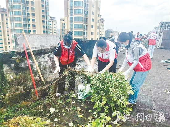 志愿者深入社區(qū)，清理天臺(tái)雜物。