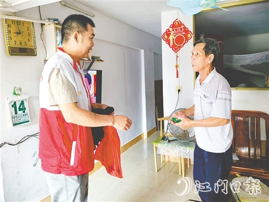 黨員干部向群眾宣傳防疫知識(shí)，派發(fā)防蚊物資。