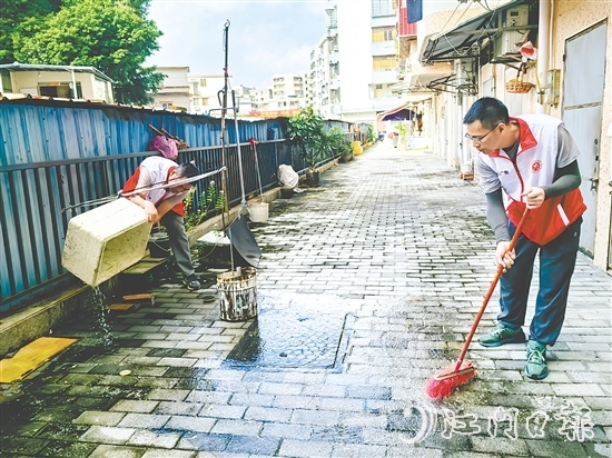 黨員干部積極投入愛國(guó)衛(wèi)生運(yùn)動(dòng)。