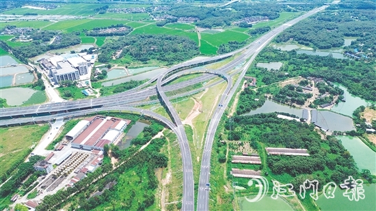 臺山至開平快速路的建成通車，將進(jìn)一步加強(qiáng)臺山市與開平市的交通聯(lián)系，助推沿線農(nóng)文旅融合發(fā)展。