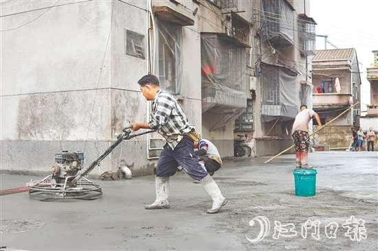 公益圩平湖路老舊小區(qū)進(jìn)行硬底化處理及下水道改造。