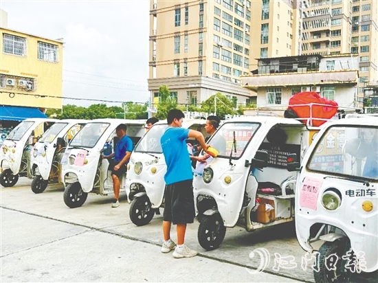 新業(yè)態(tài)勞動(dòng)者參與到防疫宣傳，快遞小哥將宣傳單張貼在送貨車上。