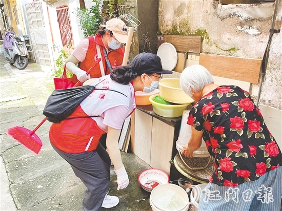 臺(tái)山市婦聯(lián)黨員干部下沉社區(qū)，開展“兩清一滅”行動(dòng)。