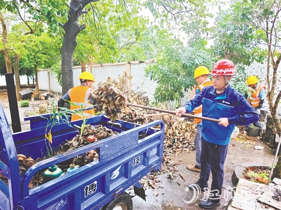 中交一航局華南工程有限公司組建志愿服務(wù)隊，助力端芬鎮(zhèn)開展全方位環(huán)境整治。