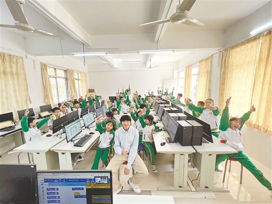 回鄉(xiāng)探親時，林灝誠還來到羅坑小學(xué)，與學(xué)生合影留念。