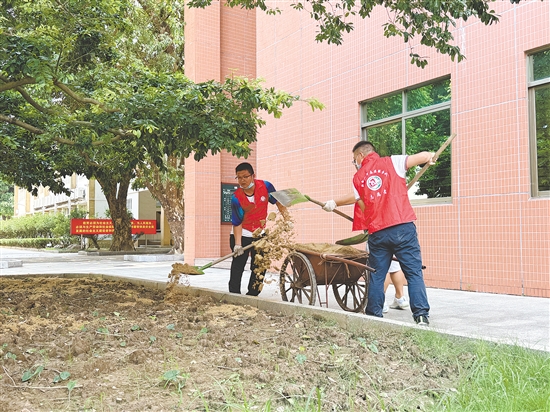 新會區(qū)教育系統(tǒng)積極開展“兩清一滅”愛國衛(wèi)生行動，整治校園環(huán)境。
