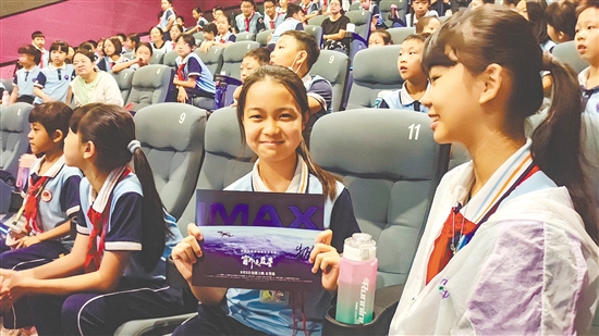 臺(tái)山小學(xué)生集體觀看《窗外是藍(lán)星》，在震撼的視聽(tīng)體驗(yàn)中，直觀感受中國(guó)航天的硬核實(shí)力，激發(fā)探索宇宙的科學(xué)熱情。