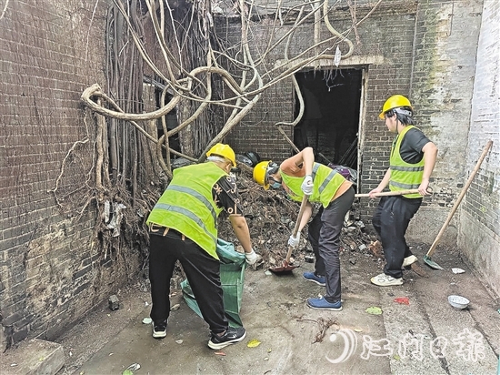 區(qū)城市管理綜合執(zhí)法局組建200人環(huán)境整治攻堅(jiān)隊(duì)，深入水南六里的巷道、老宅，對“環(huán)境頑疾”發(fā)起總攻。