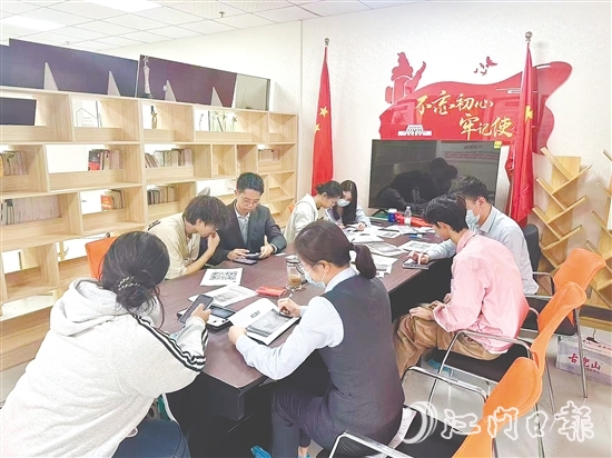 農(nóng)行江門(mén)分行工作人員走訪(fǎng)企業(yè)，宣傳金融知識(shí)。