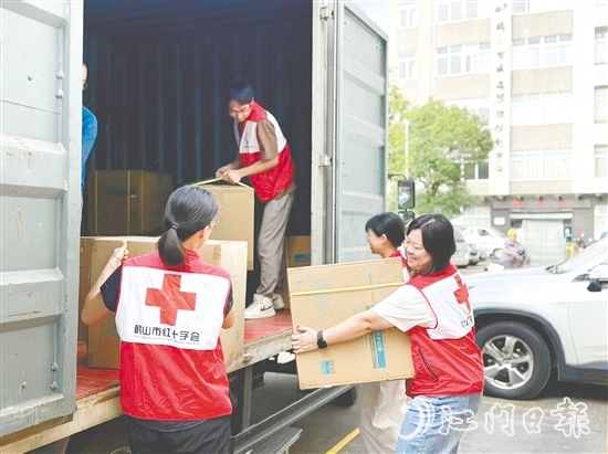 此次捐贈的物資包括17000個隔離面屏和20800個防護口罩。