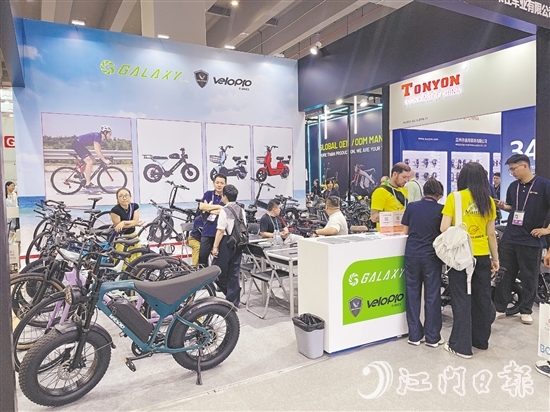 鶴山市格萊仕車業(yè)有限公司展位上，客商云集。