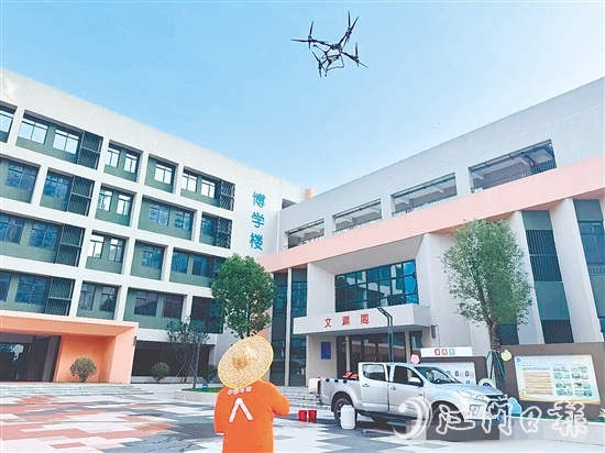 鶴山市供銷社充分發(fā)揮自身優(yōu)勢，組建一支無人機滅蚊消殺隊伍。