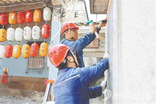 供電人員正在為居民安裝紗窗。