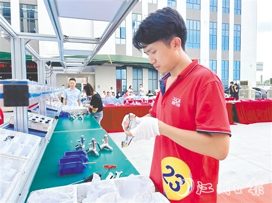 比賽現(xiàn)場(chǎng)，參賽選手們紛紛亮出“看家本領(lǐng)”。