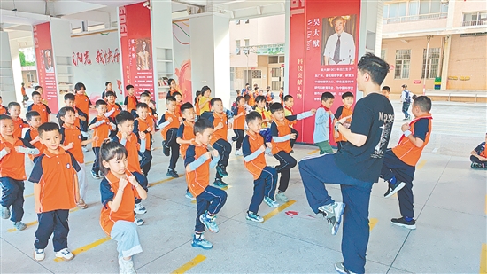 共和鎮(zhèn)中心小學(xué)成立跆拳道社團(tuán)，通過社團(tuán)訓(xùn)練和活動，為學(xué)生提供超越自我、展現(xiàn)才藝的機(jī)會。