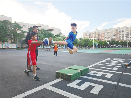 “小前輩”為新加入社團(tuán)的同學(xué)表演跆拳道“品勢”。