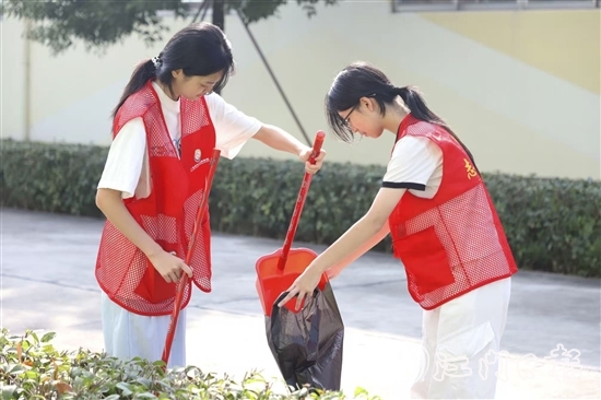 學(xué)生們積極參與校園清潔行動(dòng)。