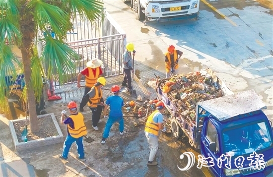 新會開展愛國衛(wèi)生運動，清走垃圾雜物，讓環(huán)境更整潔。