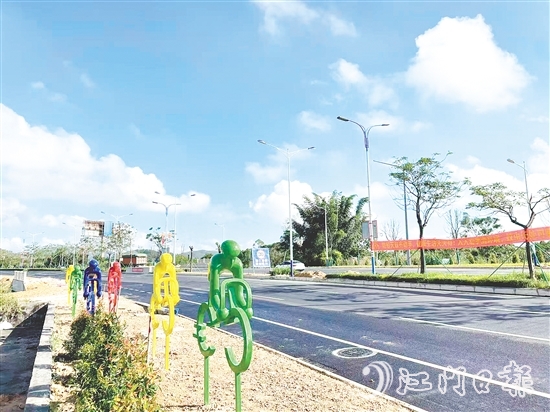 色彩明快的“騎行人”雕塑亮相，動感十足的造型成為城市入口的吸睛風(fēng)景。