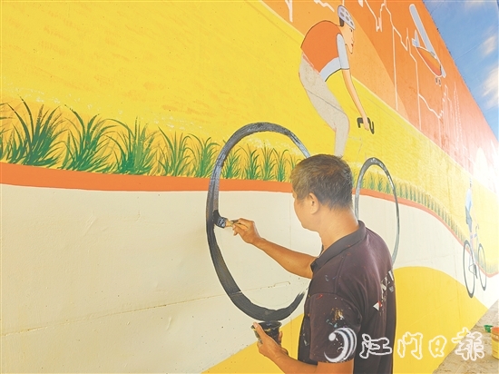 水泥墻面被色彩豐富的巨型壁畫(huà)所取代，成為一道亮眼的風(fēng)景線。