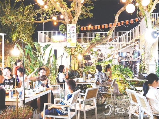 今年國慶、中秋“雙節(jié)”假期，簕菜文化創(chuàng)意園內(nèi)游人如織。