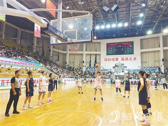 廣東女籃（白色球衣）與北京女籃展開對決，為球迷獻上一場體育盛宴。