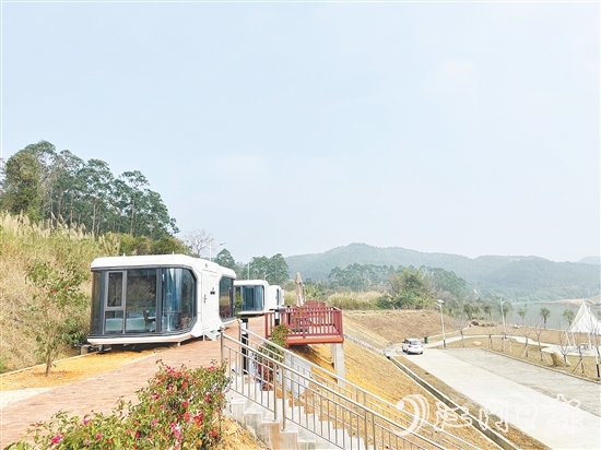 ▲圍繞藍田水閘打造的休閑場景更讓人流連忘返。圖為太空艙民宿。