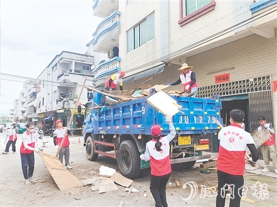 恩平市水利系統(tǒng)干部職工積極參與環(huán)境整治。