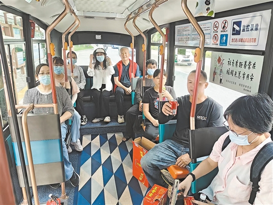 公交車化身“流動驛站”，成為防疫一線人員的后勤服務(wù)陣地。