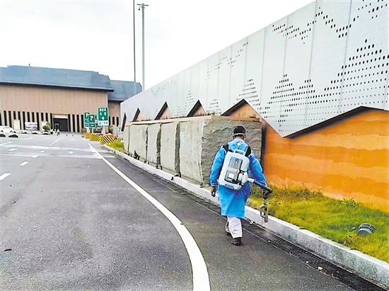 開陽高速志愿者在服務區(qū)開展防蚊消殺工作。