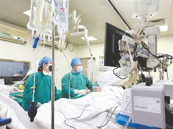 江門市中心醫(yī)院醫(yī)療團隊對患者施行射頻消融手術(shù)。