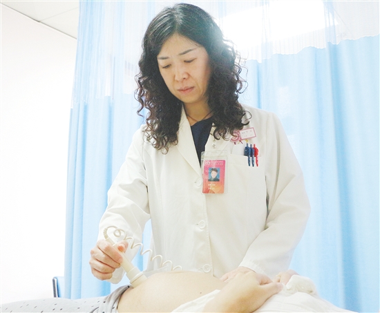 產(chǎn)科醫(yī)生為孕婦檢查胎兒狀況。