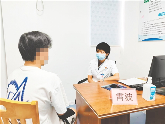 心理醫(yī)生為來訪者提供建議。