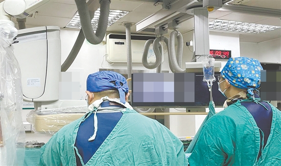 醫(yī)生在進(jìn)行手術(shù)。